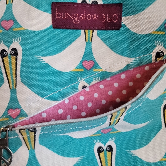 Bungalow 360 crossbody with adorable pelican print - Picture 10 of 10